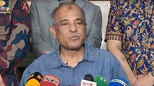 গভীর রাতে সংবাদ সম্মেলন ডেকে স্বরাষ্ট্র উপদেষ্টা দুষলেন 'আওয়ামী দোসরদের'