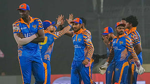 হোল্ডারের দুটি ডেলিভারিতেই খেলা ‘অর্ধেক শেষ’