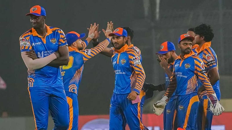 হোল্ডারের দুটি ডেলিভারিতেই খেলা ‘অর্ধেক শেষ’