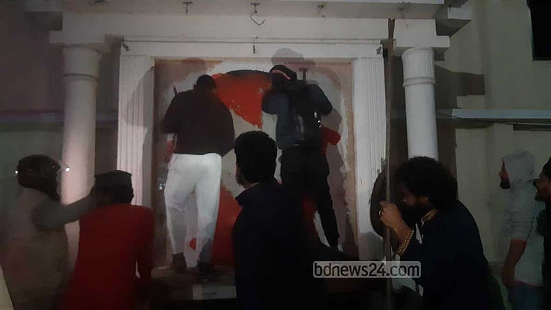 যশোর শহরে বঙ্গবন্ধুর ম্যুরাল-ভাস্কর্য আর নামফলক ভাঙচুর