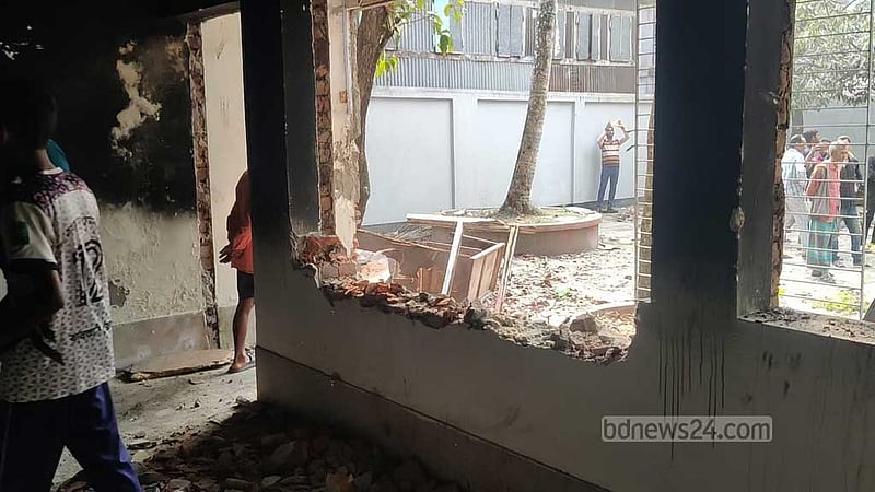 ঝালকাঠিতে আমির হোসেন আমুর বাড়ি ভাঙচুর