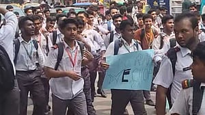চলন্ত বাসে ‘ধর্ষণের বিচার’ চেয়ে ঢাকায় শিক্ষার্থীদের বিক্ষোভ