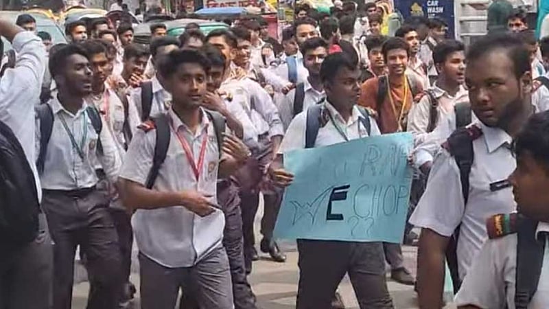 চলন্ত বাসে ‘ধর্ষণের বিচার’ চেয়ে ঢাকায় শিক্ষার্থীদের বিক্ষোভ