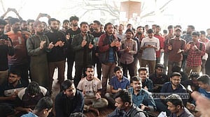 জাবিতে পোষ্য কোটা বাতিলের দাবিতে এবার প্রশাসনিক ভবন অবরোধ