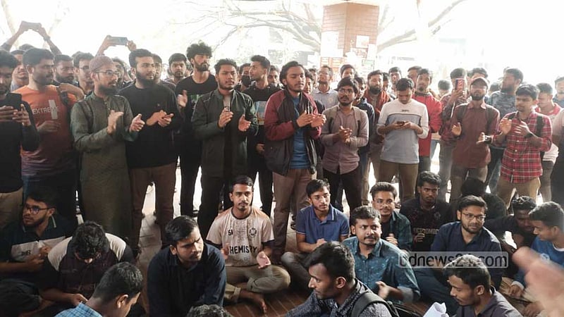 জাবিতে পোষ্য কোটা বাতিলের দাবিতে এবার প্রশাসনিক ভবন অবরোধ