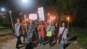 ধর্ষণ-নিপীড়নের প্রতিবাদে জাহাঙ্গীরনগরে মশাল মিছিল