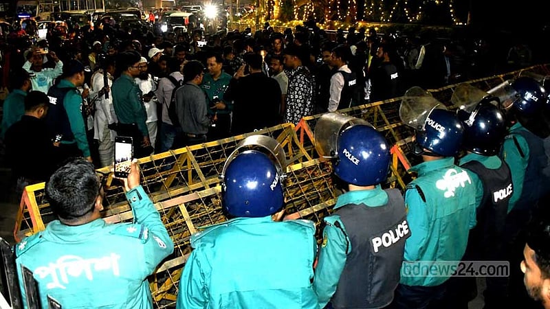 ইন্টারকন্টিনেন্টালের সামনে আটকে দেওয়া হল অভ্যুত্থানে আহতদের