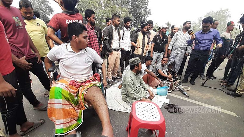 শিশুমেলা মোড়ে আন্দোলনে আহতরা, যান চলাচল বন্ধ