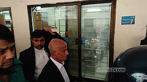 হাতকড়া কি বীর মুক্তিযোদ্ধার অলঙ্কার? শুনানিতে কামাল মজুমদার