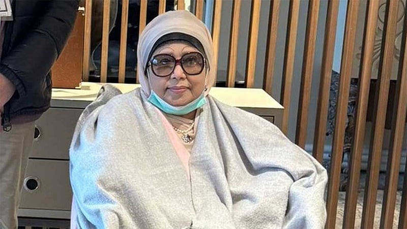 খালেদা জিয়ার কাছে গুলশানের বাসার কাগজপত্র হস্তান্তর গৃহায়ণ উপদেষ্টার