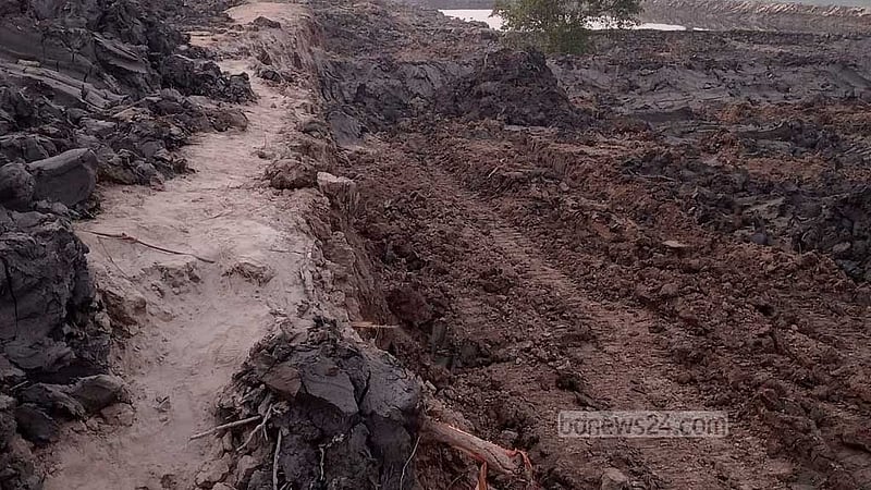 খুলনায় জমি অধিগ্রহণ ছাড়া বেড়িবাঁধ নির্মাণ, ঠিকাদার-এলাকাবাসী মুখোমুখি