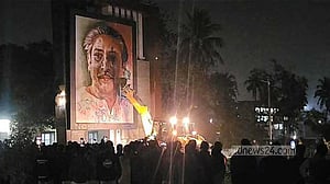 এবার ভাঙা হল খুলনা বিশ্ববিদ্যালয় ও বিএল কলেজে মুজিবের ম্যুরাল