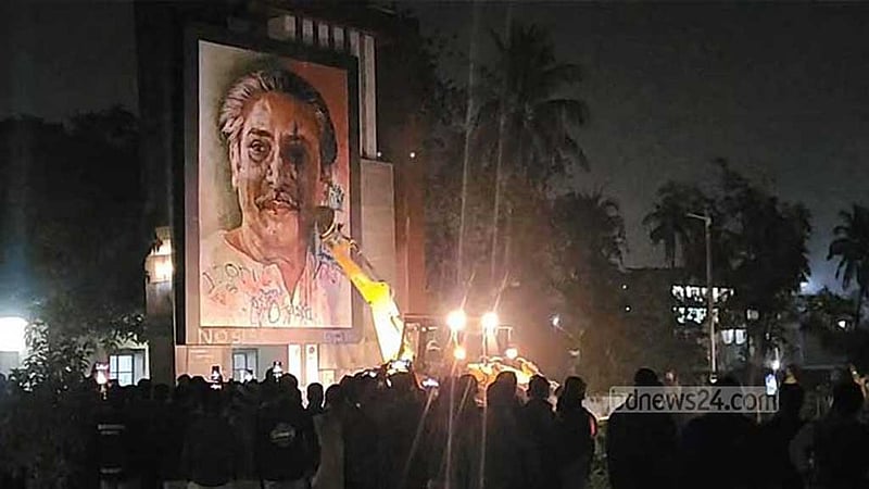 এবার ভাঙা হল খুলনা বিশ্ববিদ্যালয় ও বিএল কলেজে মুজিবের ম্যুরাল