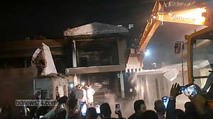 খুলনায় বুলডোজার দিয়ে গুঁড়িয়ে দেওয়া হচ্ছে ‘শেখ বাড়ি’