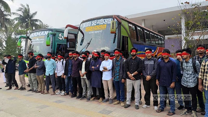 কুয়েট সংঘর্ষ: প্রধান উপদেষ্টার কাছে স্মারকলিপি দিতে ঢাকার পথে শিক্ষার্থীরা