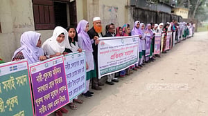 নারীদের ফুটবল খেলায় হামলার প্রতিবাদ কুড়িগ্রামে