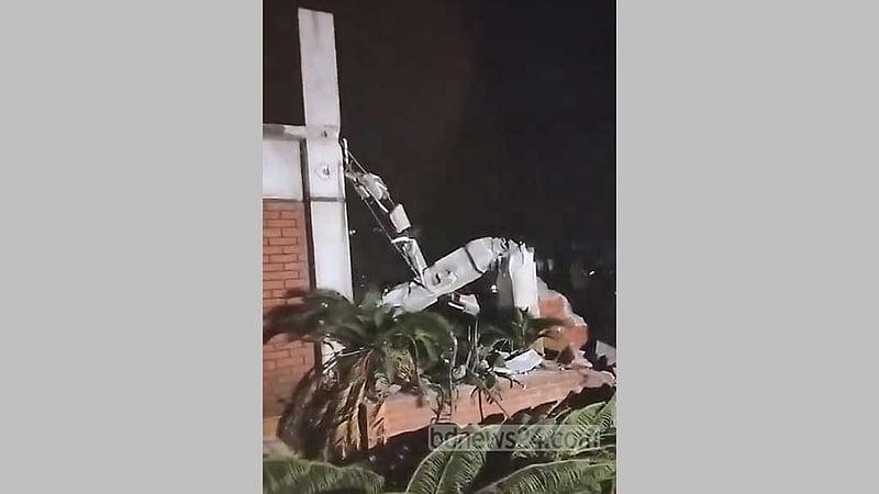 কুষ্টিয়ায় বুলডোজার দিয়ে ভাঙা হল হানিফের বাড়ি, অগ্নিসংযোগ