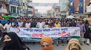 লক্ষ্মীপুরে বৈষম্যবিরোধী ছাত্র আন্দোলনের নতুন কমিটির পক্ষে-বিপক্ষে মিছিল