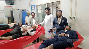 লক্ষ্মীপুরে ৪ সাংবাদিককে আটকে মুখোশধারীদের মারধর, ‘গুলি’