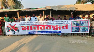 লক্ষ্মীপুরে সড়কে অবৈধ ট্রাক্টর বন্ধের দাবি