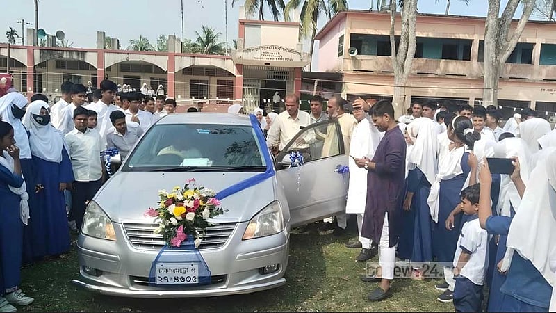 লক্ষ্মীপুরে রাজসিক বিদায়ে আপ্লুত স্কুলশিক্ষক