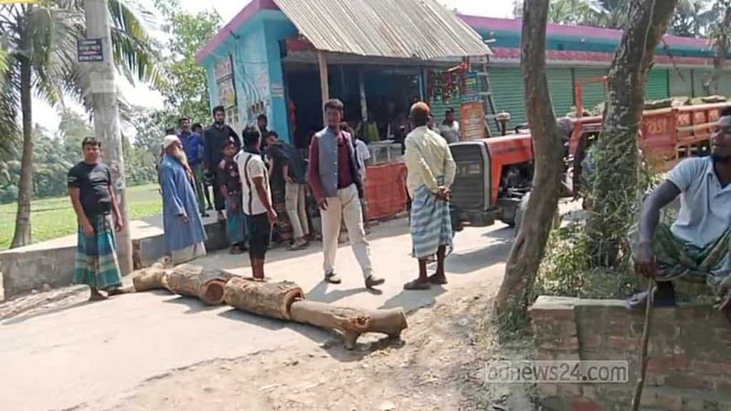 ভাটার ট্রাক্টর চলাচলে বাধা, মালিকের বিক্ষোভ-সড়ক অবরোধ