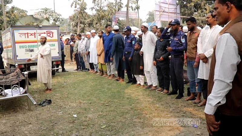 প্যারোলে মুক্তি পেয়ে মায়ের জানাজায় মানিকগঞ্জের সাবেক প্যানেল মেয়র