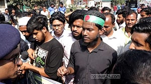 বৈষম্যবিরোধী কমিটি বাতিলের দাবিতে ঢাকা-আরিচা মহাসড়ক অবরোধ