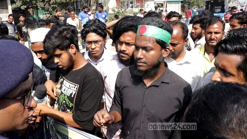 বৈষম্যবিরোধী কমিটি বাতিলের দাবিতে ঢাকা-আরিচা মহাসড়ক অবরোধ