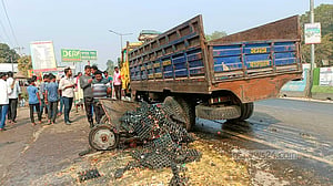 মানিকগঞ্জে তিন বাহনকে চাপা দিল ট্রাক, নিহত ১