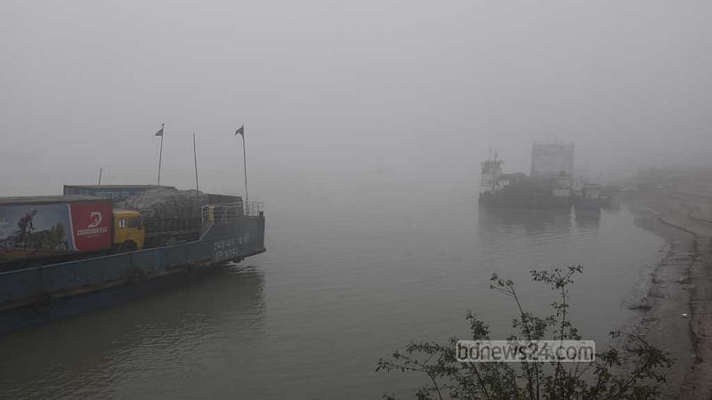 কুয়াশা: পাটুরিয়া-দৌলতদিয়া ও আরিচা-কাজিরহাট নৌপথে ফেরি বন্ধ