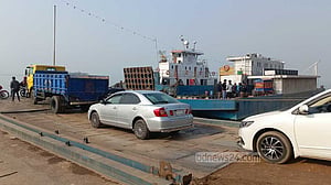 কুয়াশা কমে গেছে, দুই নৌপথে ফেরি চলাচল শুরু
