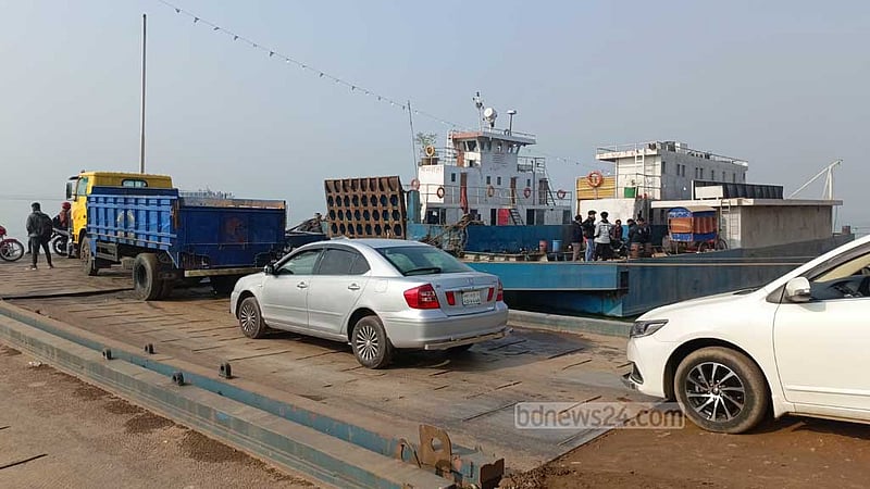 কুয়াশা কমে গেছে, দুই নৌপথে ফেরি চলাচল শুরু