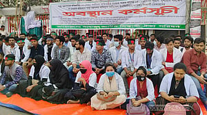 প্রেস ক্লাবের সামনে ম্যাটস শিক্ষার্থীদের অবস্থান
