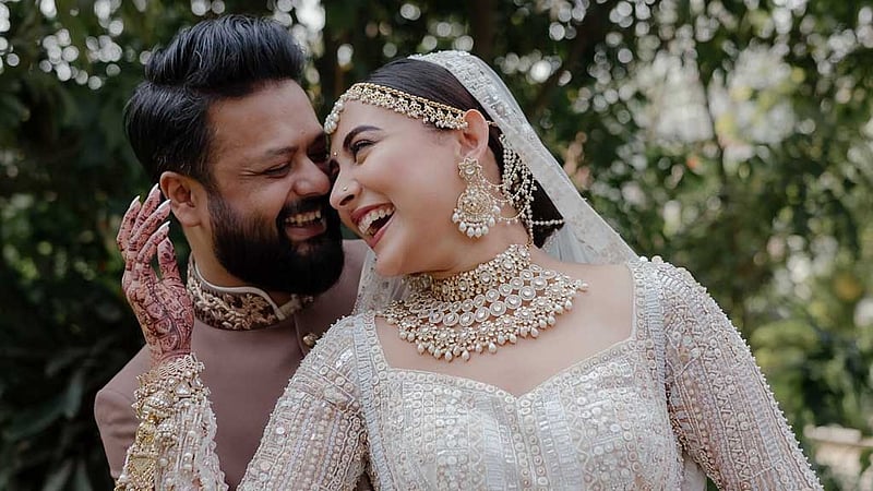 অবশেষে বিয়ের ছবি প্রকাশ্যে আনলেন মেহজাবীন