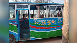 বাসে বিতণ্ডা থেকে ঢাকা বিশ্ববিদ্যালয় শিক্ষককে মারধর, চালক-হেল্পার আটক