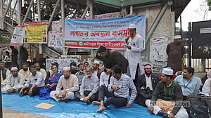 এমপিওভুক্ত শিক্ষা প্রতিষ্ঠান জাতীয়করণের দাবিতে প্রেস ক্লাবের সামনে অবস্থান