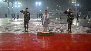 প্রথম প্রহরে একুশের বেদীতে শ্রদ্ধার ফুল