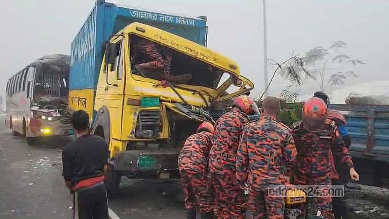 বাসের ধাক্কায় ছিটকে পড়ার পর আরেক গাড়ির চাপা, ২ বাইক আরোহীর মৃত্যু