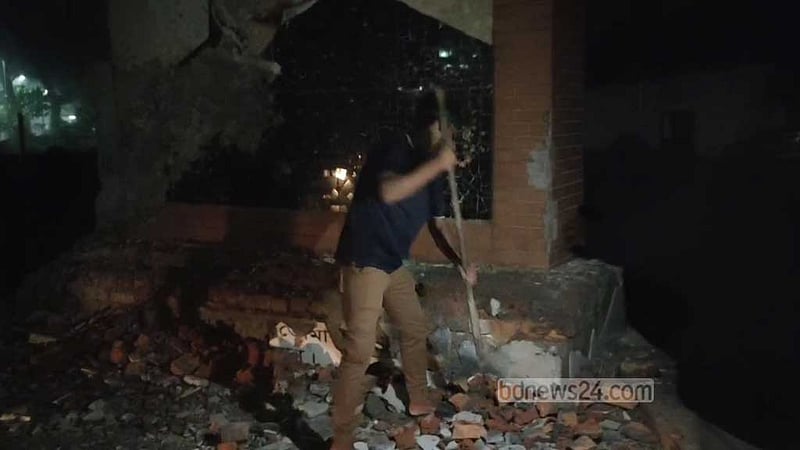 ময়মনসিংহে বঙ্গবন্ধুর ম্যুরাল ভাঙচুর