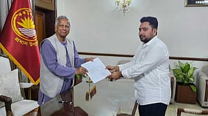 দল গড়তে সরকার ছাড়লেন উপদেষ্টা নাহিদ