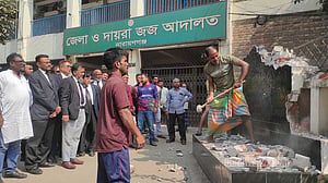 নারায়ণগঞ্জে আদালতপাড়ায় বঙ্গবন্ধুর ম্যুরাল, ভাস্কর্য ভাঙল বিএনপি