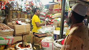 নারায়ণগঞ্জের বাজার থেকে ‘উধাও’ বোতলজাত সয়াবিন তেল