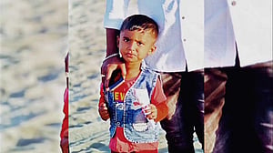 নারায়ণগ‌ঞ্জে গ্যাস নেওয়ার সময় প্রাইভেট কারে আগুন, প্রাণ গেল শিশুর