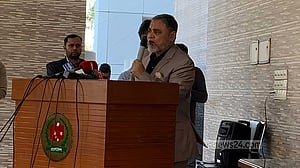কোনো দলের পক্ষে বা বিপক্ষে দাঁড়াতে চাই না: সিইসি