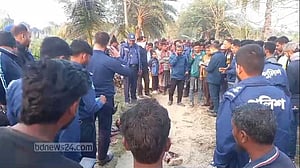 নাটোরে চালকের গলা কেটে ভ্যান ছিনতাই