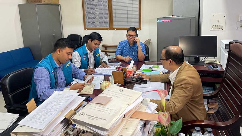 পাঠ্যবই ছাপায় অনিয়মের অভিযোগে এনসিটিবিতে দুদকের অভিযান