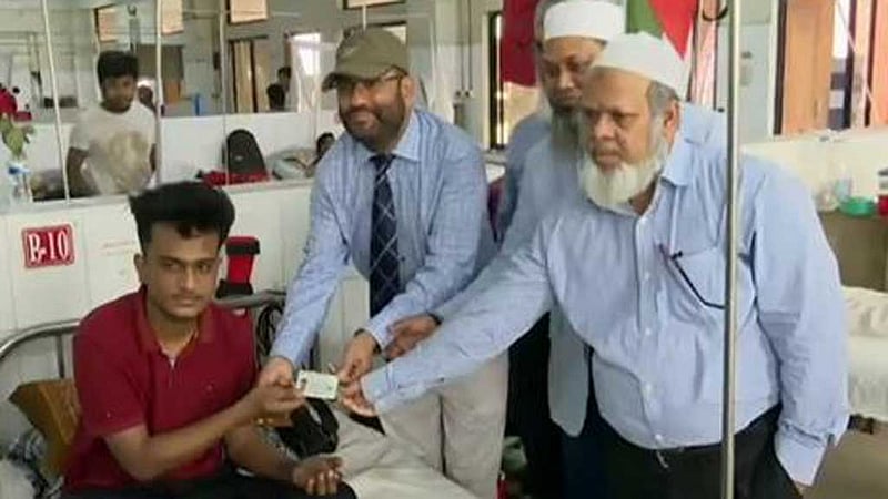 পঙ্গু হাসপাতালে গিয়ে আহতদের স্মার্ট কার্ড দিল নির্বাচন কমিশন