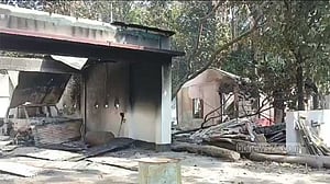 নোয়াখালীতে সাবেক এমপির বাড়িতে ভাঙচুর, পালটা গুলি ছোঁড়ার অভিযোগ