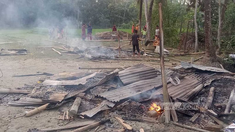 নোয়াখালীতে মাজারে ভাঙচুর-অগ্নিসংযোগ, ‘আহত ১০’